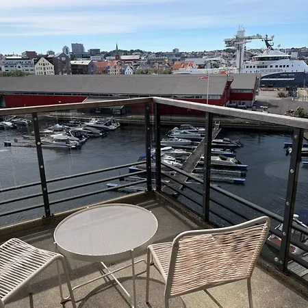 Sjofront Med Terrasse - Sentralt 아파트